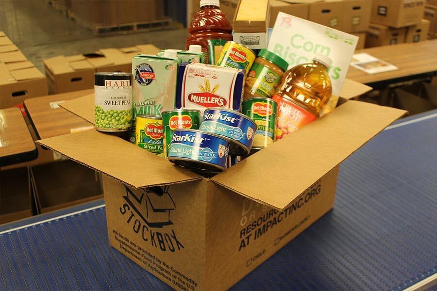Fiesta para empaquetar donaciones de alimentos