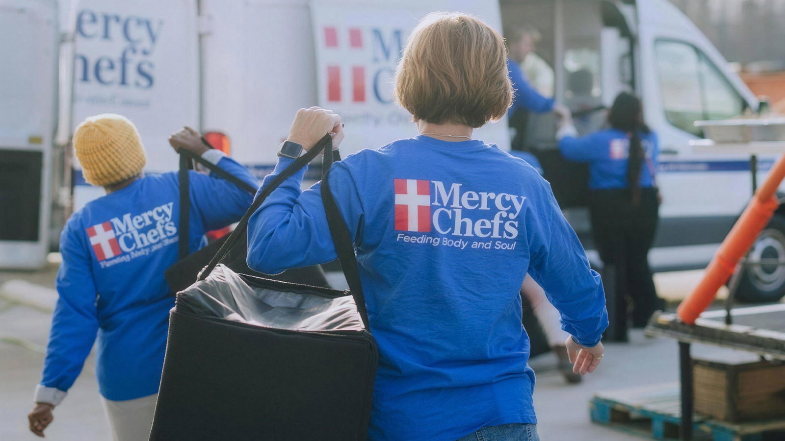 El equipo de Mercy Chefs sirve comidas calientes a las familias afectadas por las inundaciones