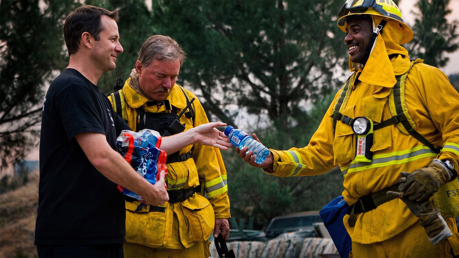 Voluntarios del campus de Grand Prairie entregan suministros a los socorristas del incendio de Ross.