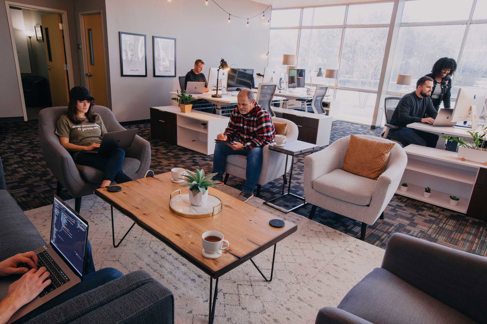 Personas en una oficina mirando el ordenador